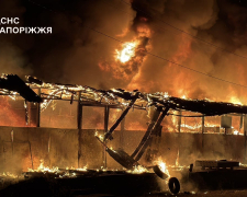 Після удару російських безпілотників  в ніч на 31 липня у Запоріжжі загорілися складські будівлі