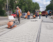 Рух маршрутів невдовзі відновлять - у центрі Запоріжжя завершають ремонт трамвайної колії (фото)