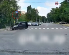 Проскочити не вдалося - у запорізького водія, який проїхав на червоне, знайшли фальшиві номери