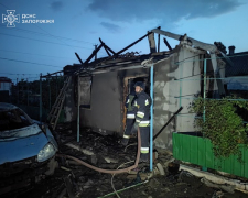 У Степногірську внаслідок ворожих обстрілів загорілись квартири та магазин - надзвичайники врятували жінку 