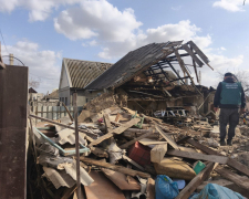 Замість будинку — суцільні руїни: у Запоріжжі екологи обстежили місце ураження російським дроном (фото)