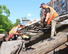 У Запоріжжі на одній з будівель, що постраждала від ворожого обстрілу, ремонтують дах