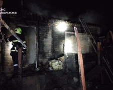 З дачі у лікарню - під час пожежі у садовому товариства в Запорізькому районі постраждала людина (фото)