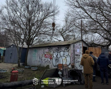 Власник усе проігнорував - у Запоріжжі після кількох попереджень знесли незаконну споруду (фото)