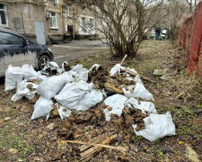 Склали сміття під паркан - у Запоріжжі виявили звалище будівельних відходів
