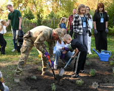 У запорізькому ботанічному саду ветерани війни разом із молоддю висадили лаванду (фото)