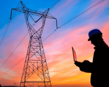 Заводи зупиняються, ціни ростуть: як відключення світла б’ють по економіці України