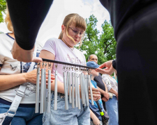 У Запоріжжі на Дереві пам’яті встановили 85 нових дзвіночків