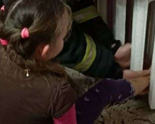 В городе Запорожской области девочка застряла в радиаторе