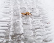 Крижаний дощ та сніг - де водії у Запорізькій області можуть перечекати негоду та куди дзвонити