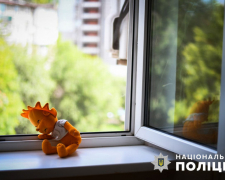 Батьки залишили без нагляду - у Запоріжжі з вікон випали двоє дітей
