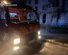  Пожежа в Запоріжжі забрала життя жінки — сусіди врятували мати з трьома дітьми (фото, відео)