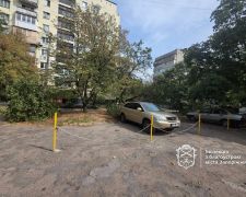 Паркувальний безлад – у Запоріжжі мешканці домоглися демонтажу незаконних обмежувачів (фото)