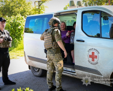 З прифронтової Новомиколаївки евакуювали родину з дітьми, фото: Поліція Запорізької області 