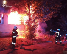 Загорілася квартира - у Запоріжжі з палаючої багатоповерхівки врятували чотирьох жінок (фото)