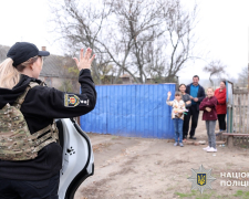 "Моя робота - як багатосерійний фільм. Ніколи не знаєш, що буде в наступній серії" - як поліцейська з Вільнянська рятує дітей під обстрілами (відео)