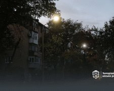 На одній з вулиць  Запоріжжя з’явилося сучасне вуличне освітлення після 20 років темряви (фото, відео) 