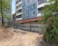 Глибокі тріщини та деформації - в спальному районі Запоріжжі ремонтують аварійну споруду (фото)