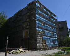 У Запоріжжі триває відновлення багатоповерхівки, яку росіяни двічі обстріляли (фото)