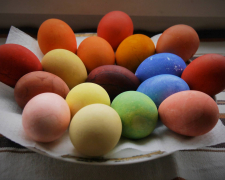 Як пофарбувати яйця без хімії: трави, капуста та цибулеве лушпиння