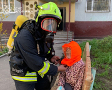 Через пожежу в багатоповерхівці у Запоріжжі евакуювали людей - фото