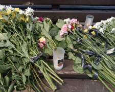Квіти в пам'ять загиблих жінок: як сьогодні виглядає місце ворожого удару по зупинці в Запоріжжі (фото)