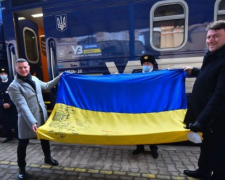 Поїзд єднання зробив зупинку в Запоріжжі і повіз далі на схід прапор України з побажаннями - фото