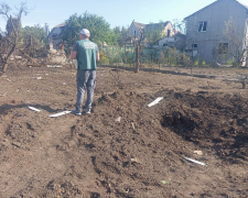 Екологи обстежили дві постраждалі ділянки у Космічному районі Запоріжжя після авіаудару, відібрали проби ґрунту та почали визначати шкоду довкіллю.