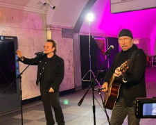 Легендарний Боно підтримав Україну - заспівав у метро разом з Тарасом Тополею