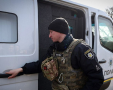 Із прифронтового села Приморське поліція евакуювала двох жінок