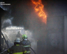 У Запоріжжі вирувала масштабна пожежа - горів склад з пальним на території СТО (фото, відео)