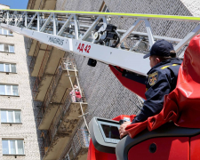 У Запоріжжі сталася пожежа в гуртожитку - причина та подробиці від рятувальників (фото, відео)