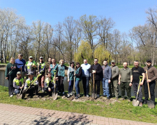 У центральному запорізькому парку висадили нову алею магнолій (фото)