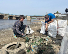 На запорізькому пляжі вода відійшла від берега та оголила купу сміття - добровольців звуть на прибирання