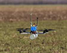 У Запорізькому районі FPV-дрон атакував цивільне авто: загинула жінка, чоловік поранений. Також фермер із Комишувахи пережив атаку «Гербери».