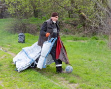 Працівники Запоріжвогнетриву взяли участь у міській весняній толоці, фото Вячеслава Лавринця