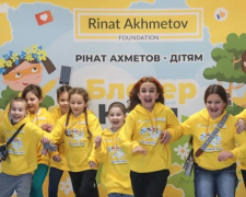 «Нарешті почую від донечок заповітне – мама і тато»: 4-річні сестри-близнючки з Чернігівщини отримали слухові апарати від Фонду Ріната Ахметова