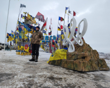 Символ єдності серед бойових прапорів: біля Оріхівської стели встановили нову скульптуру (фото)