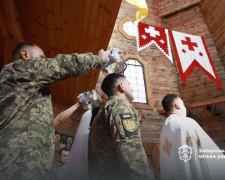 У Запоріжжі на острові Хортиця 1 жовтня пара військових одружилася за давніми козацькими традиціями.