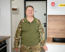 Захисниця Маріуполя Тетяна «Хрещена» Теплюк отримала квартиру від Ріната Ахметова до свого 74-річчя