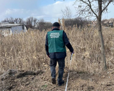 Висипали землю та каміння просто на берег - на Запоріжжі виявили масштабне забруднення біля річки (фото)