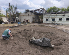 У Запоріжжі після російської атаки спеціалісти зафіксували великі площі засмічення, знайшли вирву та почали оцінювати екологічні збитки
