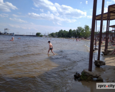 Запливла на середину Дніпра - у Запоріжжі рятувальники намагалися допомогти жінці, але отримали відмову (відео)