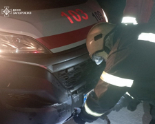 Сніг і ожеледиця зупинили "швидку" - у Запоріжжі рятувальники витягували авто з пастки негоди (фото)
