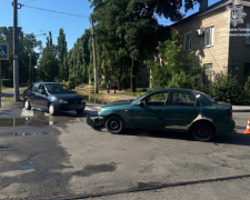 Не пропустив на головній - у Заводському районі Запоріжжя зіткнулися два авто (фото)