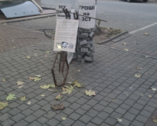 Велосипед, що везе бруківку: в Запоріжжі з&#039;явилася незвичайна інсталяція - фото