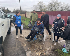 Нове життя у Запоріжжі - гуманітарна місія евакуювала чоловіка з інвалідністю з Любицького (фото)