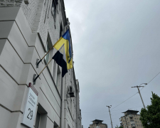 Перший в Україні — у Запоріжжі встановили «Прапор надії» на підтримку військовополонених (фото)