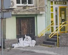 Накидали під вікна – у Запоріжжі робітники залишили мішки зі сміттям біля будинку (фото)