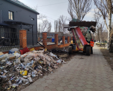 У центрі Запоріжжя після скарг містян прибрали великий смітник - фото